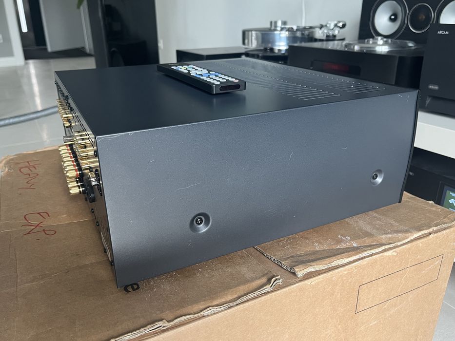 Arcam AVR750 amplituner
