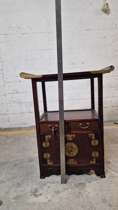Móvel oriental em madeira c/ ferragens em latão — 64x51x32