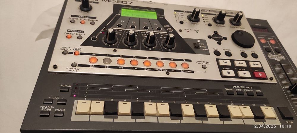 Roland MC-307 groovebox