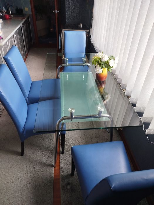 Продається стіл скляний і чотири крісла.