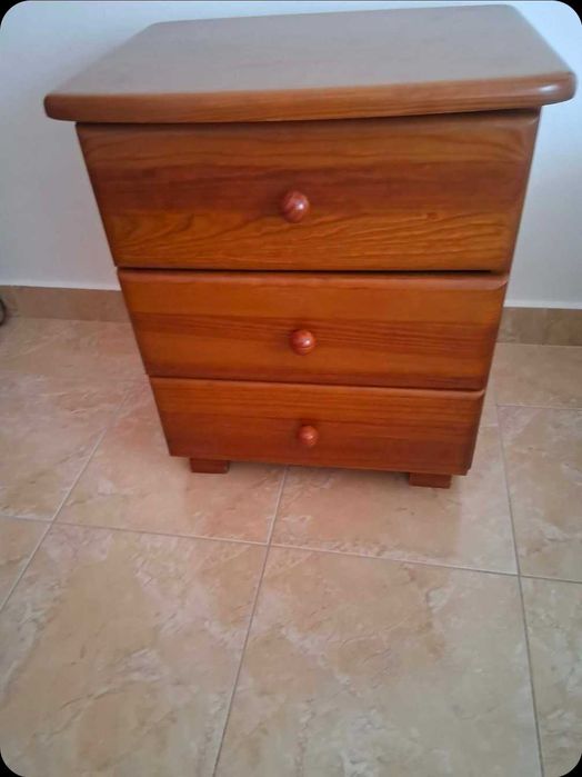 Cama de casal e banquinha de cabeceira