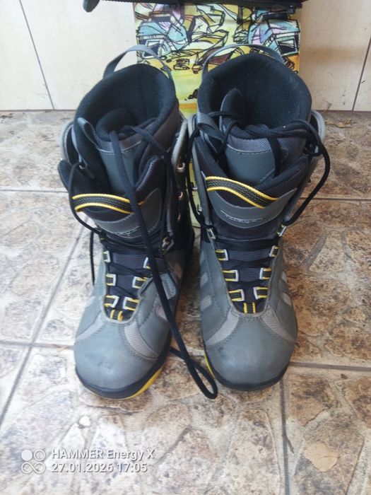 Deska snowboardowa z wiązaniami