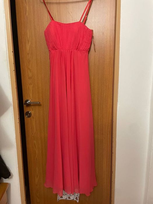 Платье красивого красно- кораллового цвета на бретельках, длинное