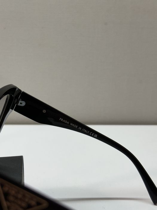Окуляри від бренду Prada