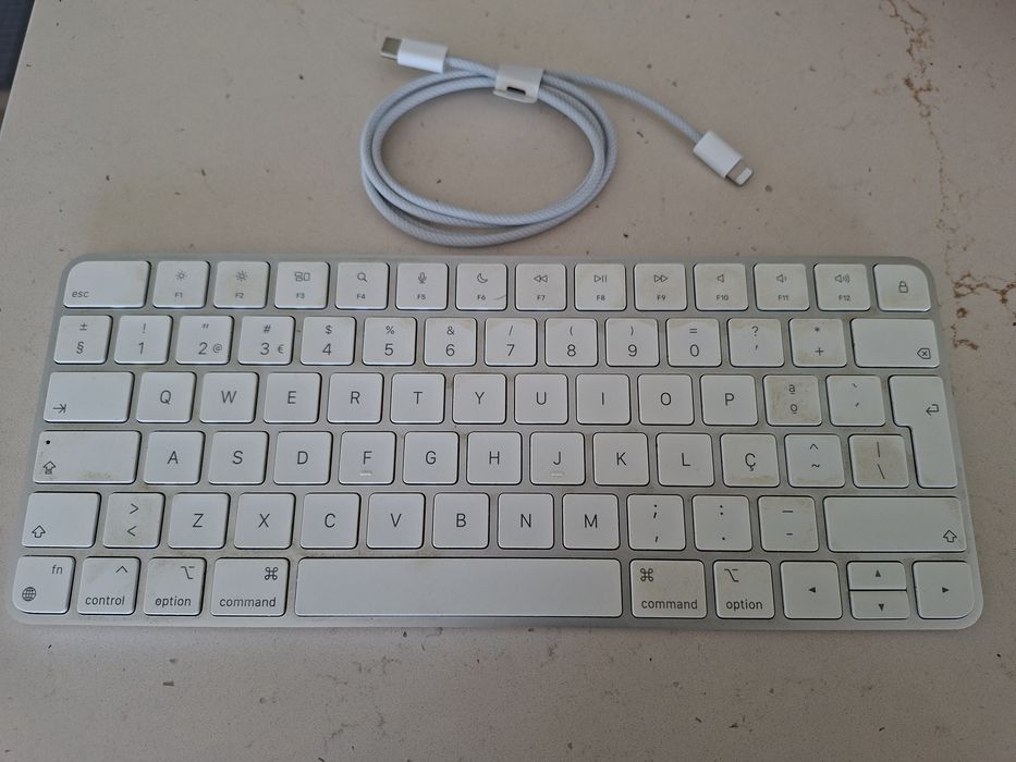 Teclado Apple Magic com cabo carregador