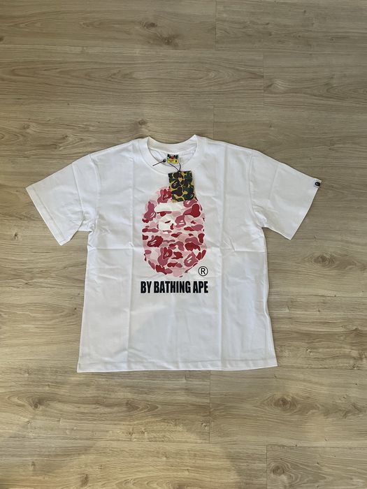 Biało rozowa koszulka a bathing ape