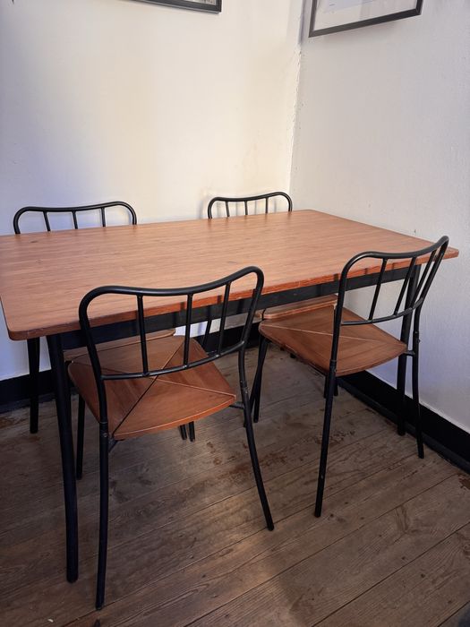 Conjunto de Mesa e Cadeiras