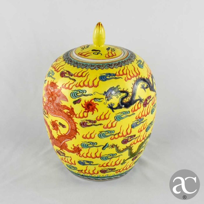 Pote de gengibre porcelana da China, decorado com dragões, circa 1960