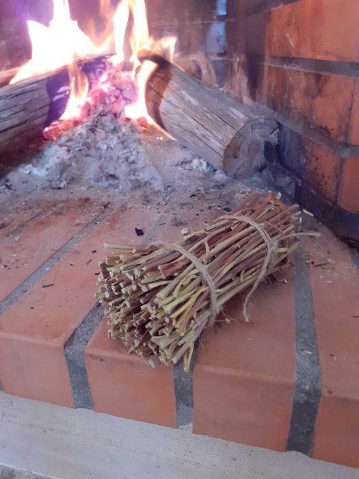 Lenha fina  natural e ecológica (acendalhas) e pinhas