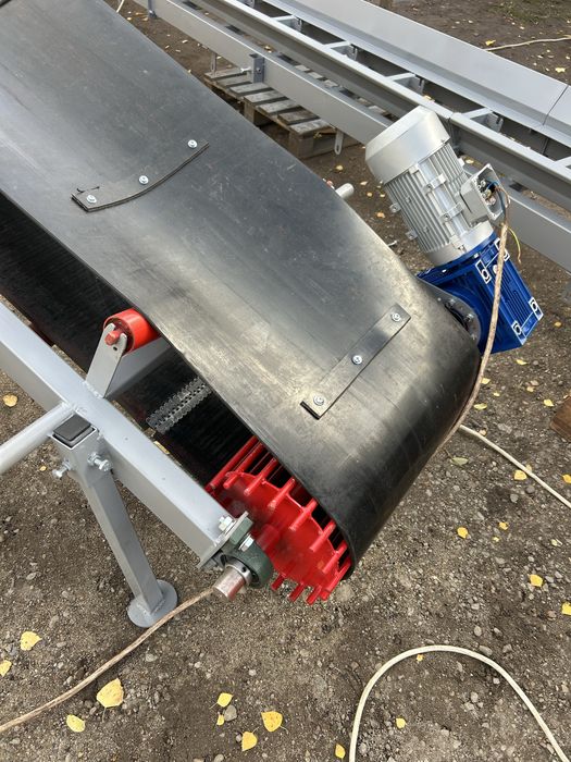 Пересувний стрічковий конвеєр для завантаження мішків у автотранспорт