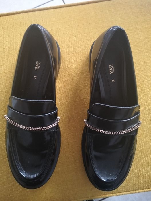 Czarne damskie mokasyny ze złotym łańcuszkiem