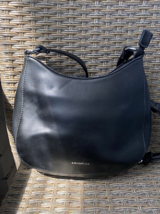 Женская черная сумка через плечо