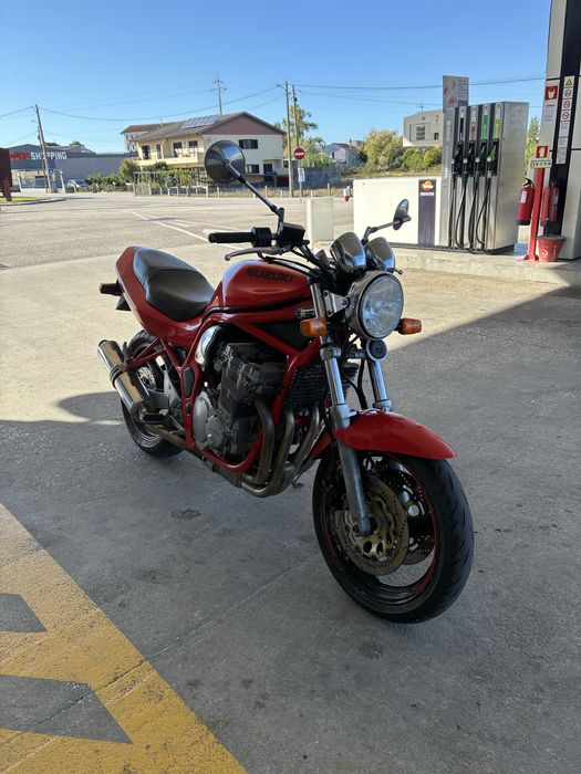 Vendo Suzuki Bandit 600. Tem potencia de 57 kw. Necessita categoria A na carta de conduçao