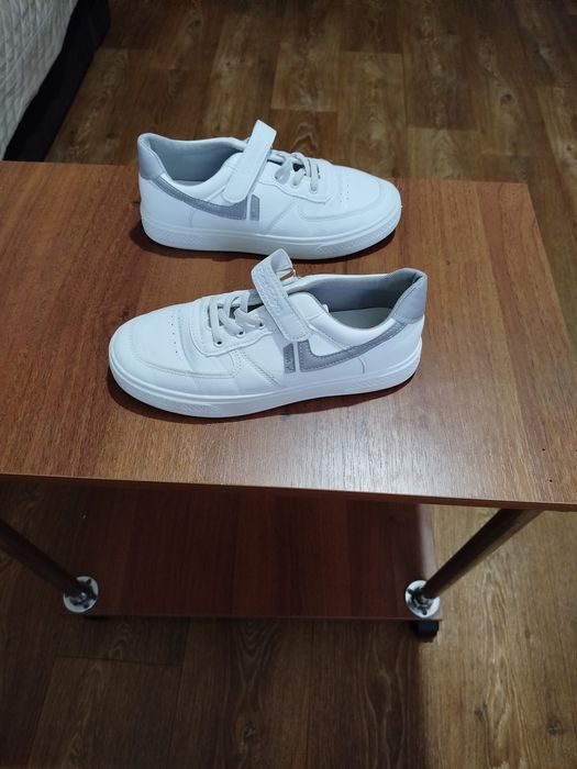 Білі кроссівки, кеди