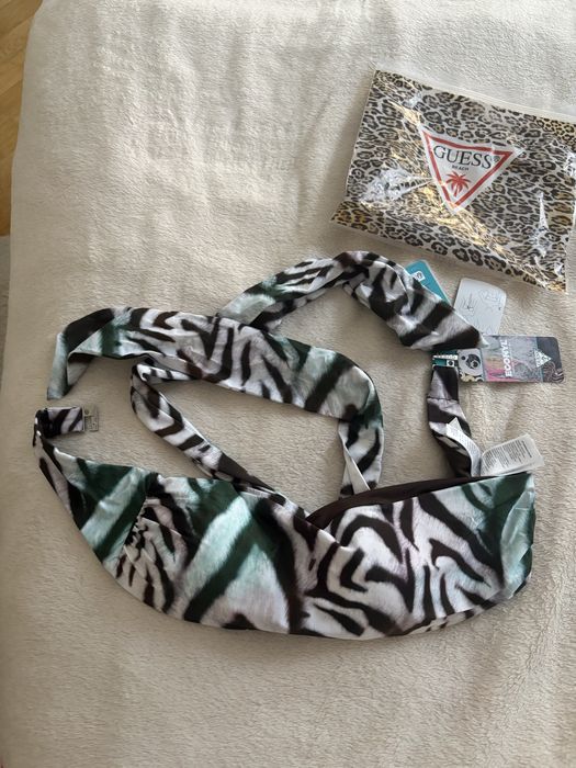 Gora stroju kąpielowego Guess