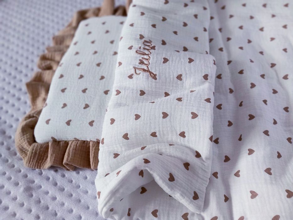 Zestaw KOCYK MUŚLIN 50x75cm HAFT imię + PODUSZKA z falbanką