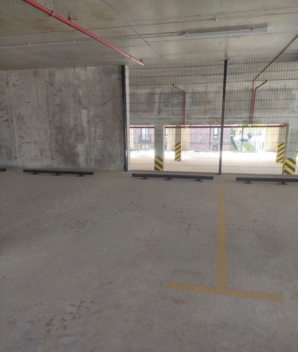 Продам Клубне12 Паркомісце, паркінг