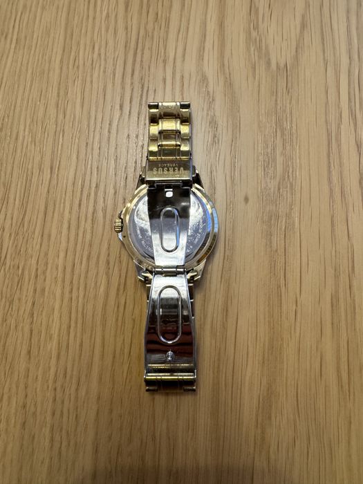 Zegarek damski Versus Versace kolor złoty z kamieniami na bransoletce