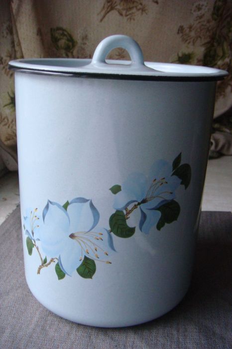 Посуд емальований виготовлений за часів СРСР: чайник і каструля