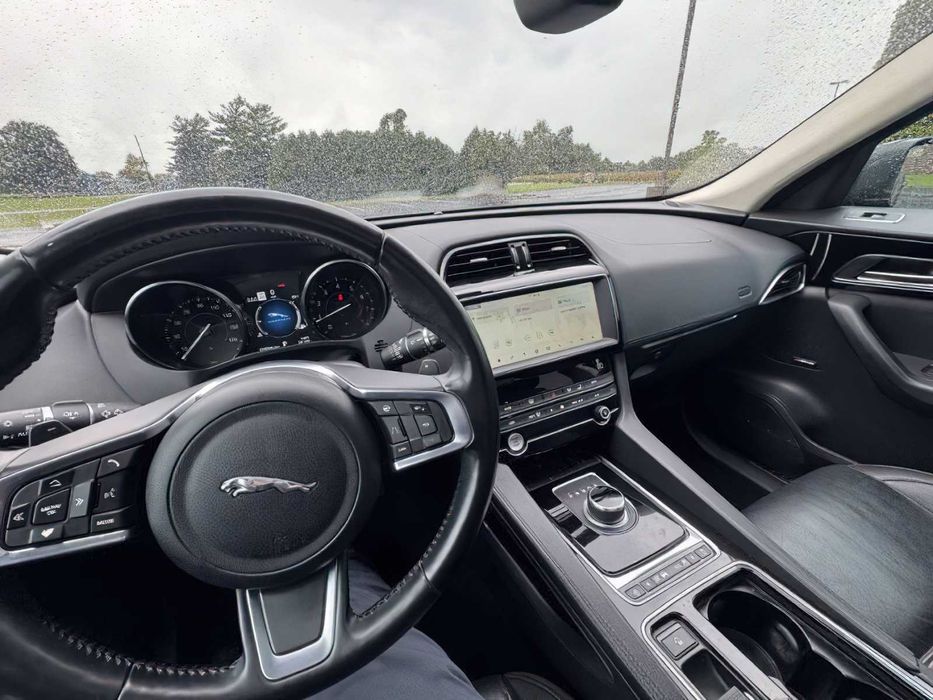 Jaguar F-PACE      2020