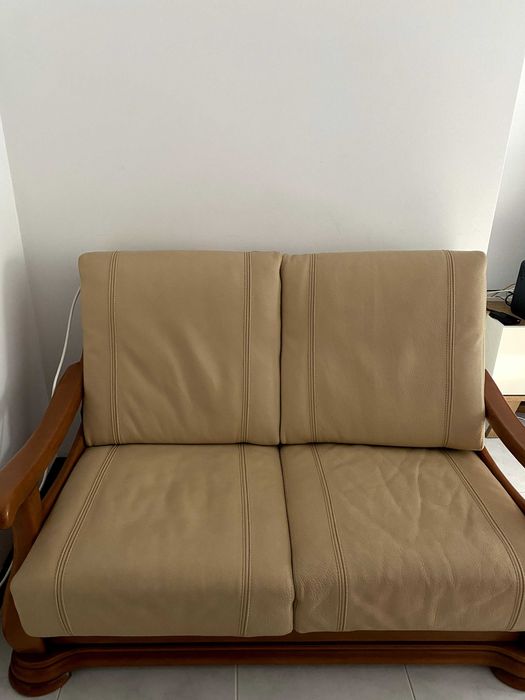 2 sofás em pele beje e madeira