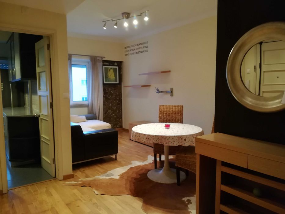 Apartamento T2 Praça Campo Pequeno c/Elevador Mobilado e Equipado.