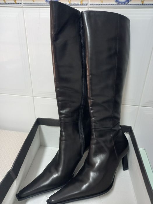 Botas cano alto em pele da Romeu