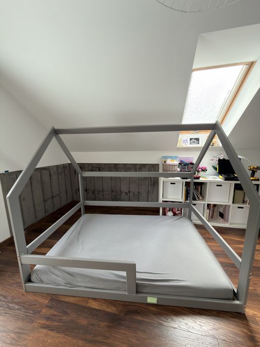 Łóżko domek dziecięce 130x180 – solidne, komplet z materacem