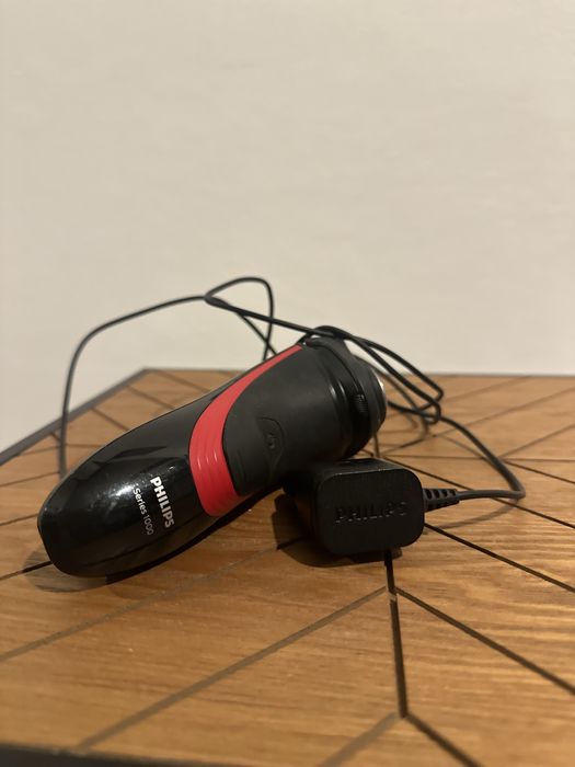 Golarka Philips Series 1000 z Ładowarką