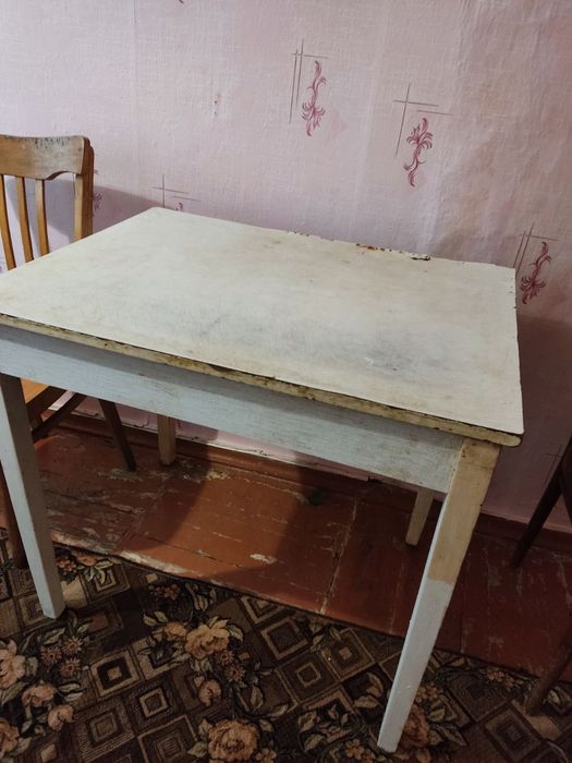 Кухонный стол с клеенкой