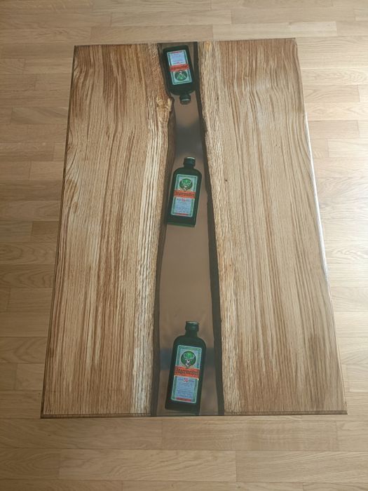 Dębowy stolik kawowy z żywicy