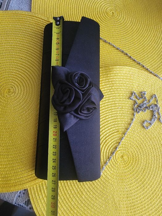 Czarna torebka wieczorowa satynowa kopertówka