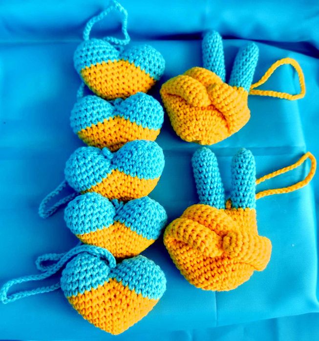 Брелок Сердце Украины. Сувенир.  Вязаный. Ручная работа Амигуруми.