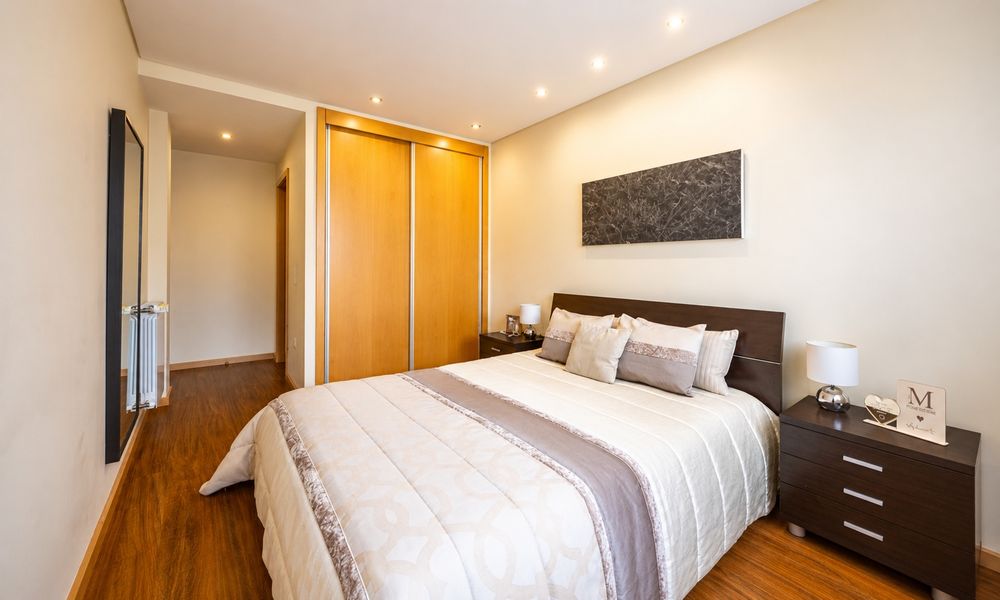 cama+mesinhas+colchão+espelho