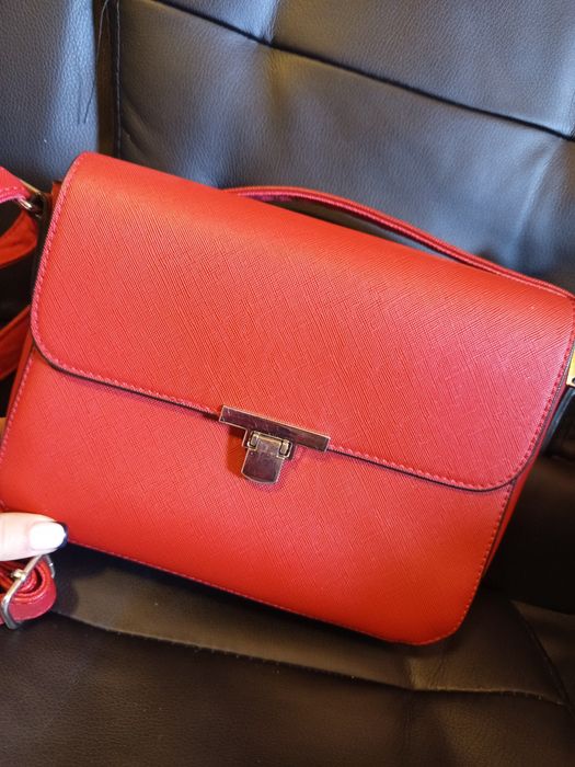 Червона жіноча сумочка