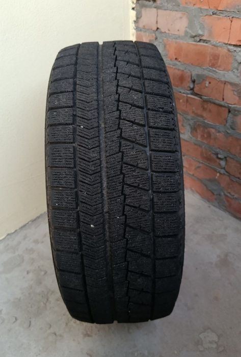 Зимние шины 6  мм;  Bridgestone BLIZZAK VRX, 205/55/16 + пакеты для хранения.