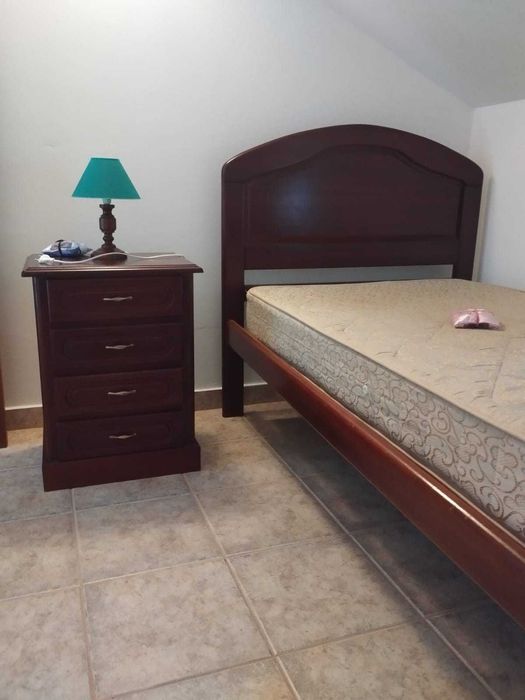 4 Camas com colchão + 2 mesas de cabeceira