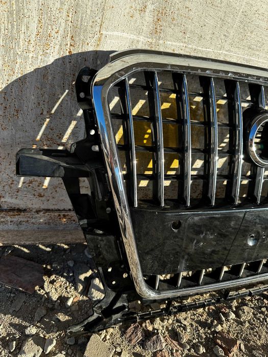 Решітка радіатора Audi Q5 8R 13-17 емблема 8R0853651S оригінал