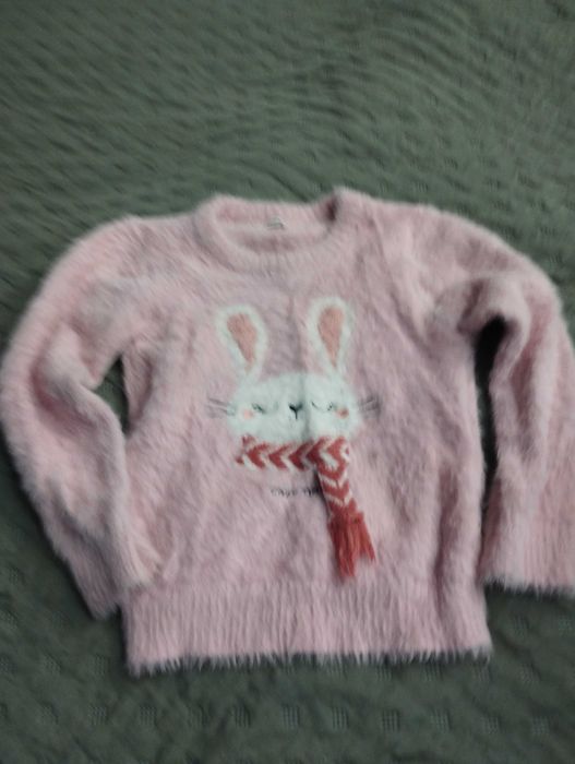 Sweterek z króliczkiem dla dziewczynki