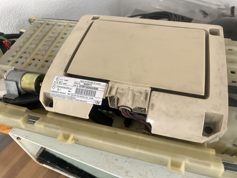 Mercedes Viano - ecrã mais dvd tablier de cima