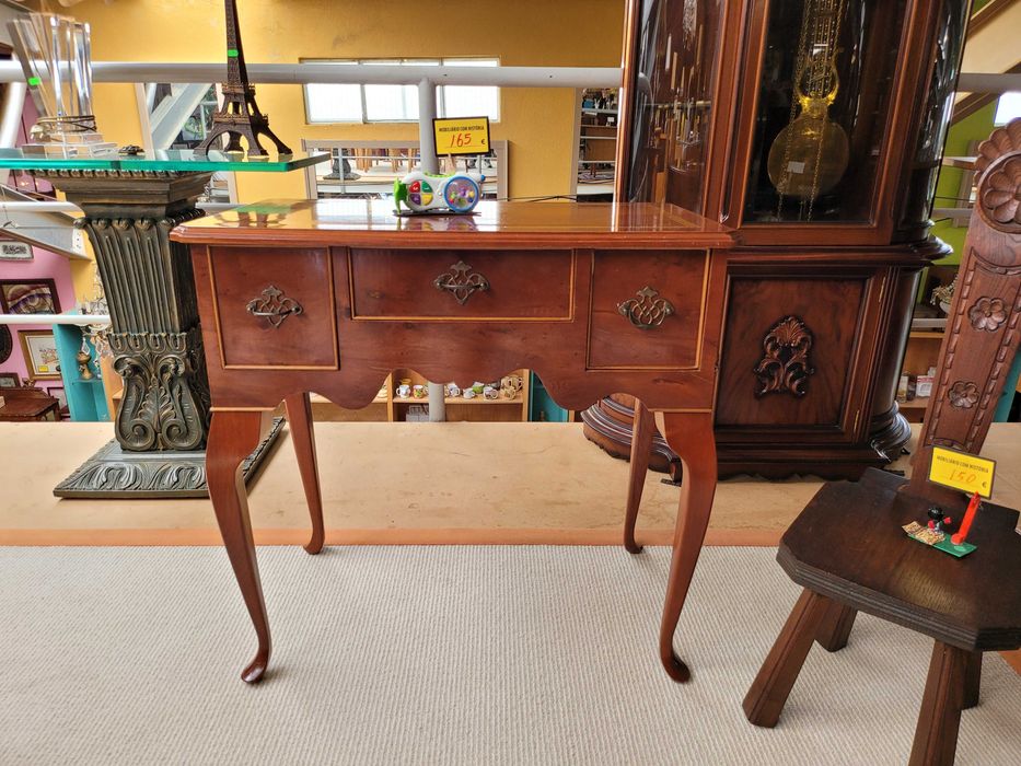 Mesa de apoio em madeira com gavetas - Muito bom esta