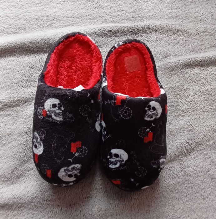 Kapcie miekkie czarno czerwone czaszki 36/37