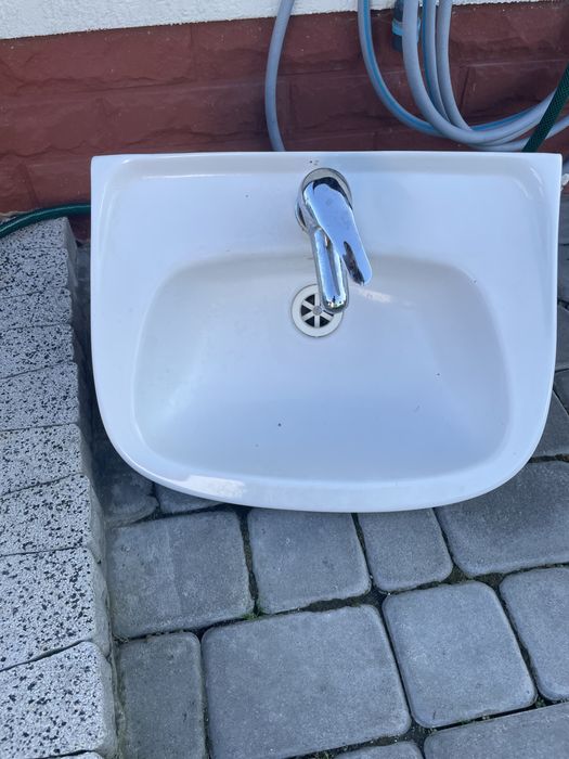 Umywalka z kranem 46 szer