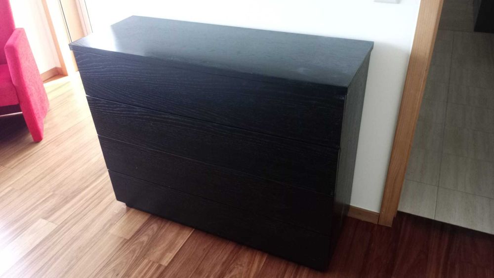 Mobília de quarto — cama de casal + cómoda + mesinhas + espelho