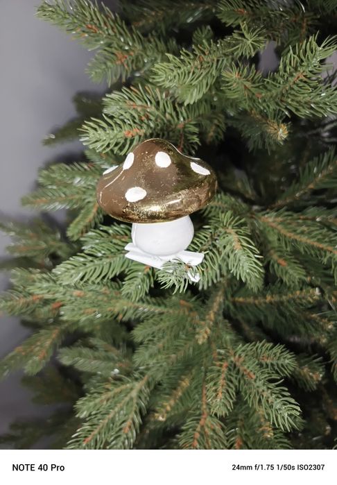 Choinka sztuczna na naturalnym pniu