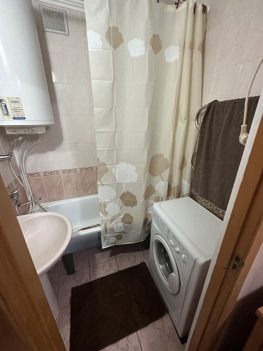 Велика 2 кімнатна квартира ( центр)  . Приймаємо компанї на свята !