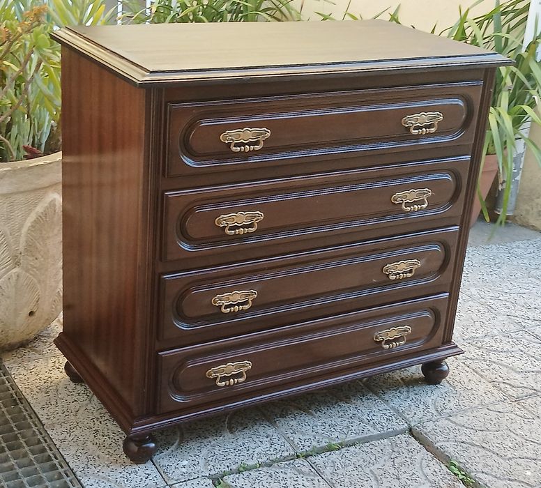 Vendo CÓMODA com 4 GAVETAS em madeira MACIÇA. Possibilidade de entrega