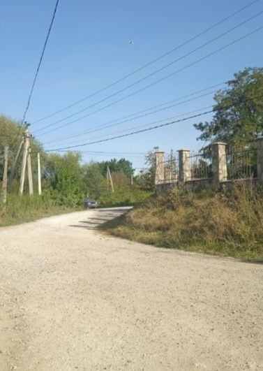 Продається земельна ділянка біля озера та ботанічного саду