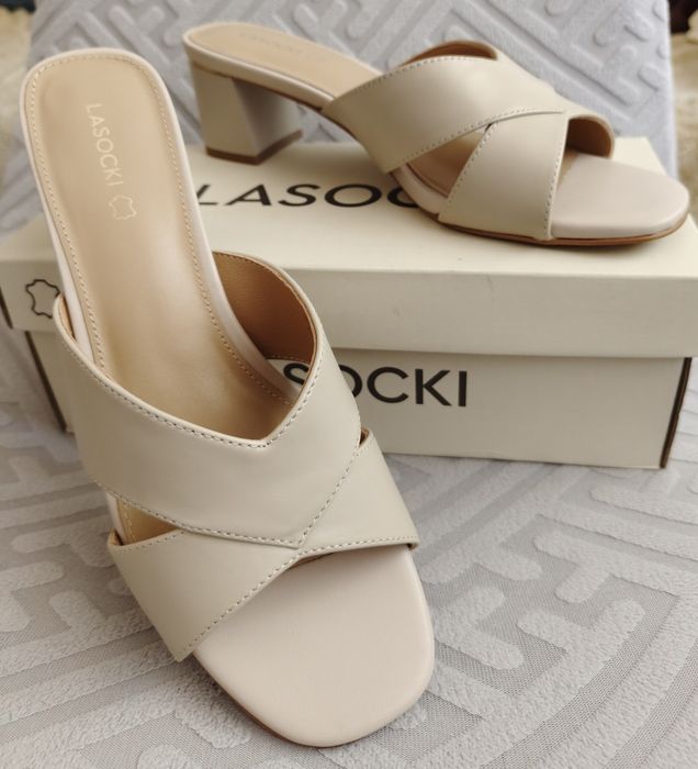 Klapki skórzane Lasocki beżowe na obcasie damskie 39,eleganckie na słupku CCC