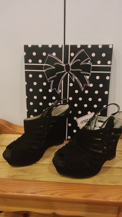 Продам замшевые босоножки